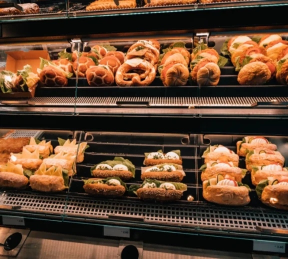 Täglich frisch gebacken – von klassischen deutschen Backwaren bis zu traditionellen Spezialitäten wie Simit, Pide und Poğaça. Keine Tiefkühlware, sondern echte Frische direkt aus unserem Ofen.