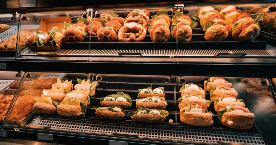 Täglich frisch gebacken – von klassischen deutschen Backwaren bis zu traditionellen Spezialitäten wie Simit, Pide und Poğaça. Keine Tiefkühlware, sondern echte Frische direkt aus unserem Ofen.